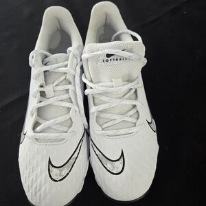 NWOT SZ 6.5 LADIES/YOUTH Nike White Softball Cleats